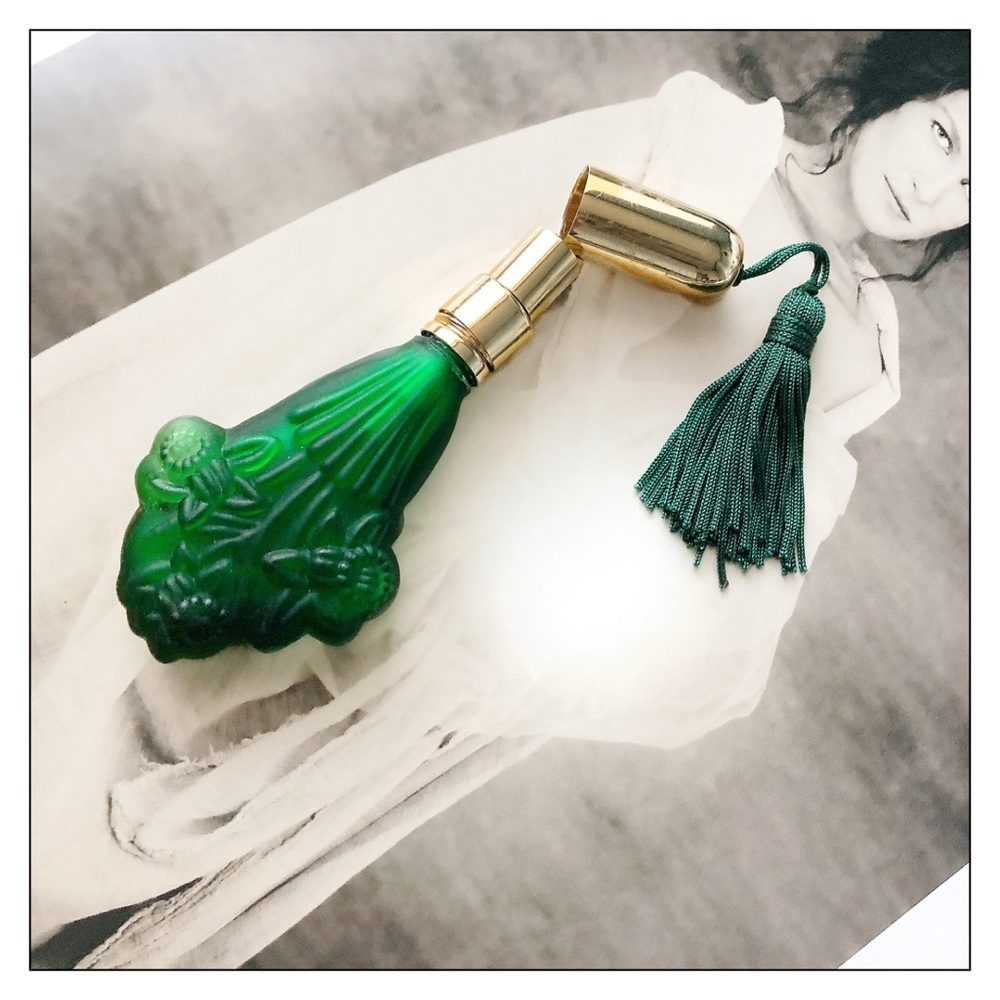 VINTAGE Satin Green Perfume Spray Bottle With Tassel - Picture 2 of 2